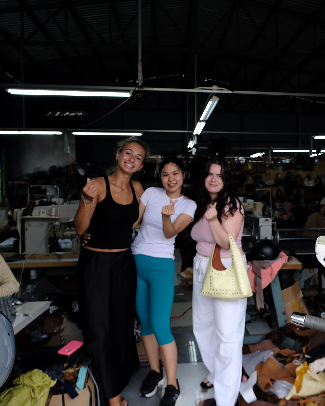 Les fondatrices de VAYA avec leur artisane, devant l'atelier à Hoi An